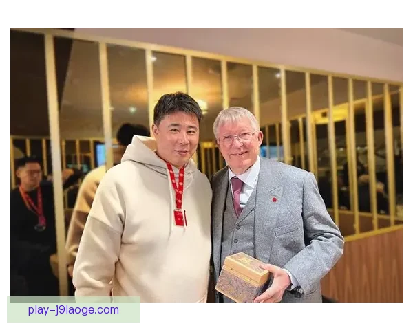 曼联传奇主帅弗格森爵士现身看台督战红魔场沸腾见证老帅不老风采